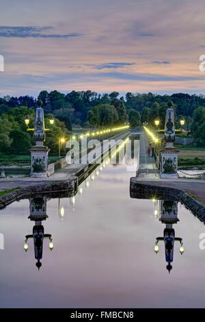 France, Loiret, Briare, le pont canal au-dessus de la Loire construit avec la collaboration de Gustave Eiffel Banque D'Images