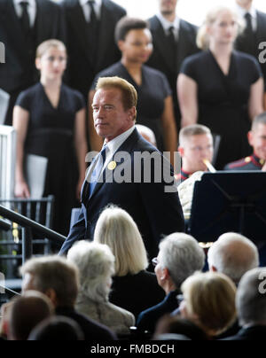 Simi Valley, Californie, USA. Mar 11, 2016. L'ancien gouverneur de Californie Arnold Schwarzenegger s'occupe de l'enterrement de l'ancienne première dame des États-Unis Nancy Reagan à la Ronald Reagan Presidential Library à Simi Valley, Californie, le 11 mars 2016. Nancy Reagan funérailles ont eu lieu ici le vendredi matin. Elle est morte d'insuffisance cardiaque dimanche dernier à l'âge de 94 ans. Crédit : Yang Lei/Xinhua/Alamy Live News Banque D'Images