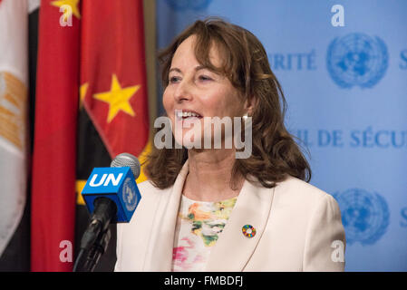 New York, États-Unis. Mar 11, 2016. Des réunions de presse Ségolène Royal. Au cours de sa visite au siège de l'ONU, Ministre français de l'environnement, l'énergie et des affaires de la mer Ségolène Royal s'est entretenu avec le corps de presse de l'ONU sur les questions liées à l'accord mondial sur le climat et sur la prochaine cérémonie de signature. © Albin Lohr-Jones/Pacific Press/Alamy Live News Banque D'Images