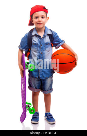 Portrait of a school boy holding a skateboard et un terrain de basket-ball sur fond blanc Banque D'Images