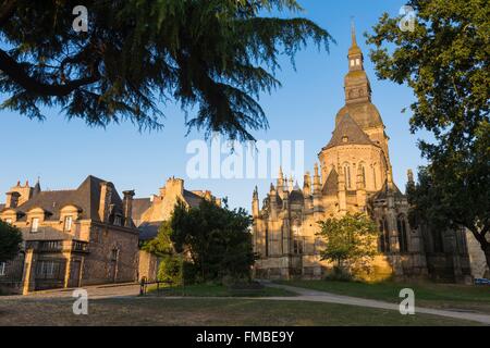 France, Cotes d'Armor, Dinan, la vieille ville, Saint Sauveur basilique construite à partir du 12e siècle Banque D'Images