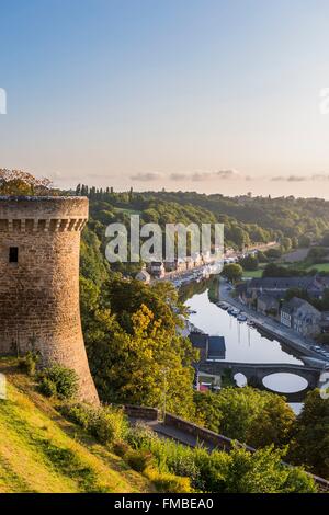 France, Cotes d'Armor, Dinan, vue panoramique depuis les murs du château, vue sur le port de Dinan et la Rance Banque D'Images