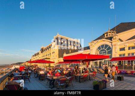 France, Calvados, Pays d'Auge, la Côte Fleurie côte fleurie), Cabourg, la promenade du bord de mer et le Grand Hôtel Banque D'Images