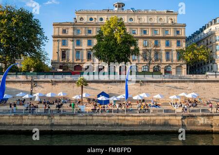 France, Paris, région classée au Patrimoine Mondial de l'UNESCO, Paris Plage (plage à Paris) 2015, Chatelet Theatre à l'arrière Banque D'Images