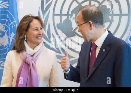 New York, États-Unis. Mar 11, 2016. Ministre français de l'environnement, l'énergie et des affaires de la mer Ségolène Royal rencontrer le Secrétaire général des Nations Unies Ban Ki-moon, à ce moment, le Sectretary-General a remis à Mme Royal avec une invitation pour elle de fournir au président français Hollande de l'inviter à assister à la signature de l'accord mondial sur le climat en avril. © Albin Lohr-Jones/Pacific Press/Alamy Live News Banque D'Images