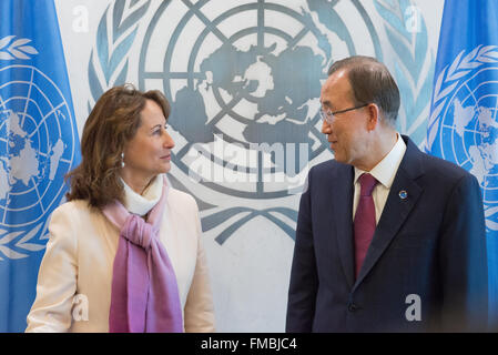 New York, États-Unis. Mar 11, 2016. Ministre français de l'environnement, l'énergie et des affaires de la mer Ségolène Royal rencontrer le Secrétaire général des Nations Unies Ban Ki-moon, à ce moment, le Sectretary-General a remis à Mme Royal avec une invitation pour elle de fournir au président français Hollande de l'inviter à assister à la signature de l'accord mondial sur le climat en avril. © Albin Lohr-Jones/Pacific Press/Alamy Live News Banque D'Images