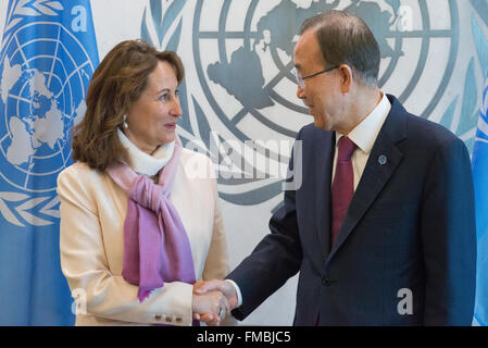 New York, États-Unis. Mar 11, 2016. Ministre français de l'environnement, l'énergie et des affaires de la mer Ségolène Royal rencontrer le Secrétaire général des Nations Unies Ban Ki-moon, à ce moment, le Sectretary-General a remis à Mme Royal avec une invitation pour elle de fournir au président français Hollande de l'inviter à assister à la signature de l'accord mondial sur le climat en avril. © Albin Lohr-Jones/Pacific Press/Alamy Live News Banque D'Images