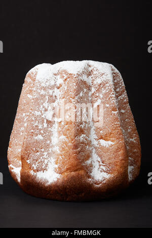 Pandoro, gâteau de Noël Italien de sucre glace sur noir Banque D'Images