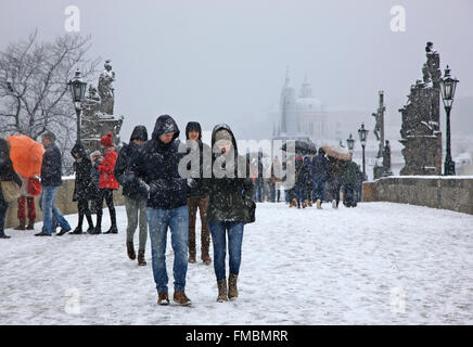 Il neige sur le célèbre pont Charles (Karluv Most), vieille ville, Prague, République tchèque. Banque D'Images