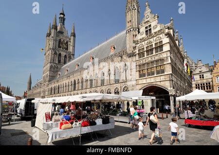 Belgique, Flandre occidentale, ou Ypres Ypres, Grand Place et la Halle aux draps d'Ypres ou Lakenhalle van Ieper en néerlandais construit Banque D'Images