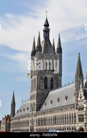 Belgique, Flandre occidentale, Ypres Ypres Ypres, ou Halle aux Draps draps ou Lakenhalle van Ieper en néerlandais construit entre 1200 et 1304 Banque D'Images