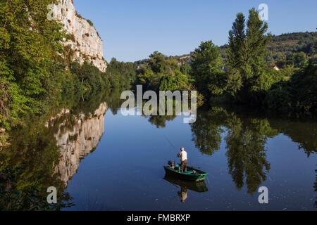 France, Lot, entre Saint Cirq Lapopie et de Bouzies, pêcheur au milieu du Lot Banque D'Images