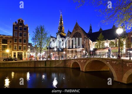 Pays-bas, le nord de la Hollande, Amsterdam, le Quartier Rouge, Oudezijds Voorburgwal canal et Oude Kerk, la plus ancienne Banque D'Images