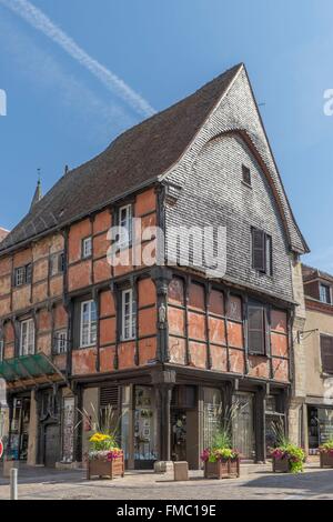 La France, l'Indre, La Châtre, 15ème siècle maison de bois, place Laisnel de la salle. George Sand, dans son livre André, rend la Banque D'Images