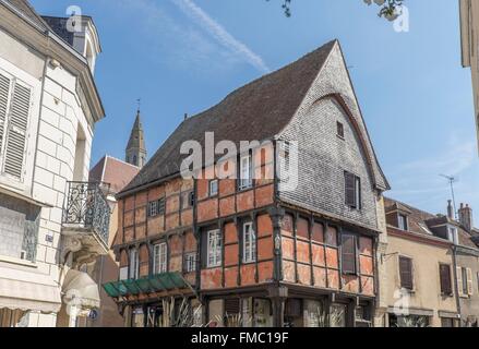 La France, l'Indre, La Châtre, 15ème siècle maison de bois, place Laisnel de la salle. George Sand, dans son livre André, rend la Banque D'Images