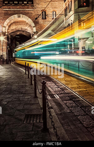 Motion Blur Milan Tram rue le soir. Banque D'Images