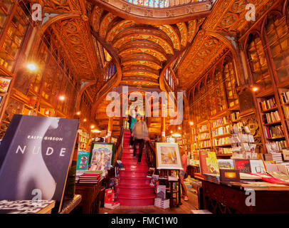 Portugal, Porto, vue de l'intérieur de la Librairie Lello. Banque D'Images