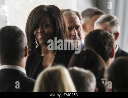 Los Angeles, Californie, USA. Mar 11, 2016. La Première Dame Michelle Obama et l'ancien président George W. Bush quitter le service funèbre pour l'ancienne Première dame Nancy Reagan à la Ronald Reagan Presidential Library and Museum. Reagan est mort d'insuffisance cardiaque dans son sommeil à son Bel Air accueil dimanche à l'âge de 94 ans. Environ 1 000 personnes du monde de la politique est allé(e) à l'adieu à Nancy Reagan comme l'ex-première dame est l'éloge et étendu pour se reposer à côté de son mari à sa bibliothèque présidentielle. Ringo : crédit Chiu/ZUMA/Alamy Fil Live News Banque D'Images