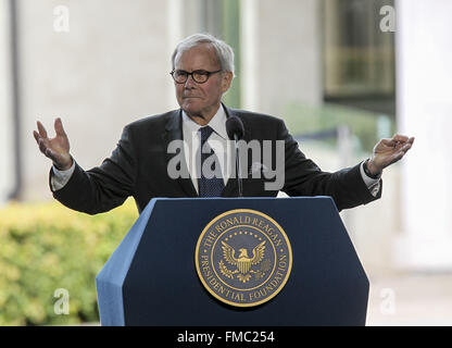 Los Angeles, Californie, USA. Mar 11, 2016. TOM BROKAW parle pendant un service funèbre pour l'ancienne Première dame Nancy Reagan à la Ronald Reagan Presidential Library and Museum. Reagan est mort d'insuffisance cardiaque dans son sommeil à son Bel Air accueil dimanche à l'âge de 94 ans. Un épisode 1 000 invités du monde de la politique est allé(e) à l'adieu à Nancy Reagan comme l'ex-première dame est l'éloge et étendu pour se reposer à côté de son mari à sa bibliothèque présidentielle. Ringo : crédit Chiu/ZUMA/Alamy Fil Live News Banque D'Images