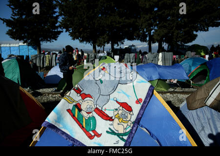 Idomeni, Grèce. Mar 11, 2016. Environ 13 000 réfugiés sont bloqués à la frontière avec la Macédoine grecque du nord, dans un camp de fortune près du village grec de Idomeni et pays européens des Balkans après avoir scellé leur frontières. Credit : Panayotis Tzamaros/Pacific Press/Alamy Live News Banque D'Images