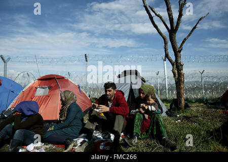 Idomeni, Grèce. Mar 11, 2016. Environ 13 000 réfugiés sont bloqués à la frontière avec la Macédoine grecque du nord, dans un camp de fortune près du village grec de Idomeni et pays européens des Balkans après avoir scellé leur frontières. Credit : Panayotis Tzamaros/Pacific Press/Alamy Live News Banque D'Images