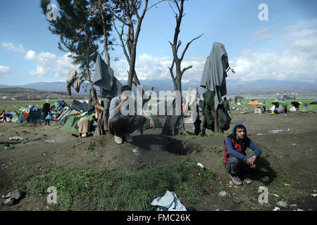 Idomeni, Grèce. Mar 11, 2016. Environ 13 000 réfugiés sont bloqués à la frontière avec la Macédoine grecque du nord, dans un camp de fortune près du village grec de Idomeni et pays européens des Balkans après avoir scellé leur frontières. Credit : Panayotis Tzamaros/Pacific Press/Alamy Live News Banque D'Images