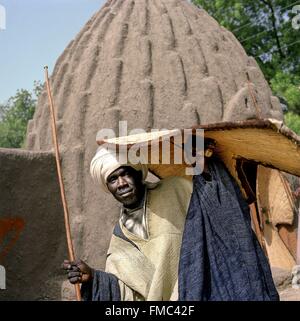 Cameroun, loin au nord, Maroua, festival national des arts et de la culture, tenues traditionnelles Mousgoum, traditionnelles aménagées en cône Banque D'Images