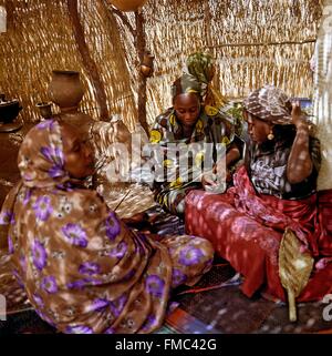 Cameroun, loin au nord, Maroua, festival national des arts et de la culture Arabes choas, womens, hutte traditionnelle Banque D'Images