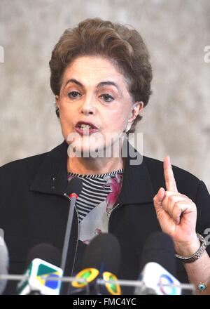 Brasilia, Brésil. Mar 11, 2016. La présidente du Brésil, Dilma Rousseff se défend au cours d'une conférence de presse au Palais présidentiel du Planalto, 11 mars 2016 à Brasilia, Brésil. Rousseff a rejeté les appels à sa démission au milieu d'une tempête politique approfondie grâce à une importante affaire de corruption. Credit : Planetpix/Alamy Live News Banque D'Images