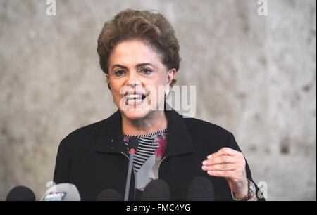 Brasilia, Brésil. Mar 11, 2016. La présidente du Brésil, Dilma Rousseff se défend au cours d'une conférence de presse au Palais présidentiel du Planalto, 11 mars 2016 à Brasilia, Brésil. Rousseff a rejeté les appels à sa démission au milieu d'une tempête politique approfondie grâce à une importante affaire de corruption. Credit : Planetpix/Alamy Live News Banque D'Images