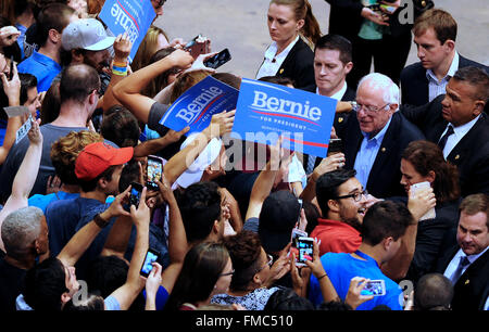 Tampa, Floride, USA. 10 Mar, 2016. Le candidat démocrate à la U.S. Sen. Bernie Sanders du Vermont salue des supporters après avoir parlé à une foule de 9 000 personnes à la Florida State Fairgrounds Expo Hall à Tampa, Floride le 10 mars 2016. Crédit : Paul Hennessy/Alamy Live News Banque D'Images