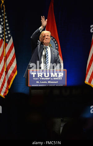 Saint Louis, Missouti, USA. Mar 11, 2016. Donald Trump salue les partisans au Peabody Opera House au centre-ville de Saint Louis Crédit : Gino's Premium Images/Alamy Live News Banque D'Images