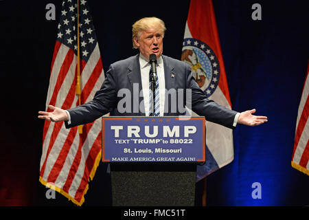 Saint Louis, Missouti, USA. Mar 11, 2016. Donald Trump parle aux partisans au Peabody Opera House au centre-ville de Saint Louis Crédit : Gino's Premium Images/Alamy Live News Banque D'Images