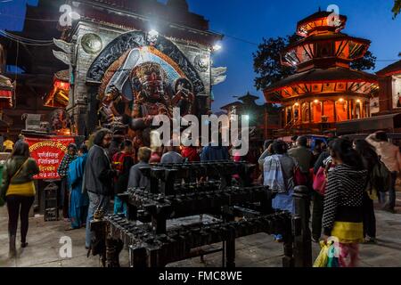 Le Népal, zone Bagmati, Katmandou Durbar Square, inscrite au Patrimoine Mondial de l'UNESCO par nuit, Kal Bhairav et Chasin temple Dega Banque D'Images