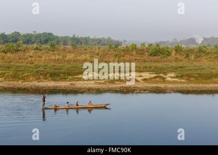 Le Népal, zone Narayani, Chitwan le parc national de Chitwan, classé au Patrimoine Mondial par l'UNESCO, les touristes en bateau sur la rivière Rapti Banque D'Images