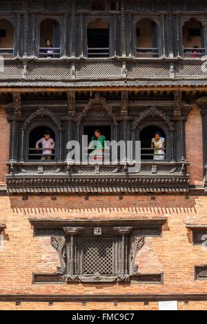 Le Népal, zone Bagmati, Nuwakot, les femmes à la SAT (Durbar Conte sept story palace) windows Banque D'Images