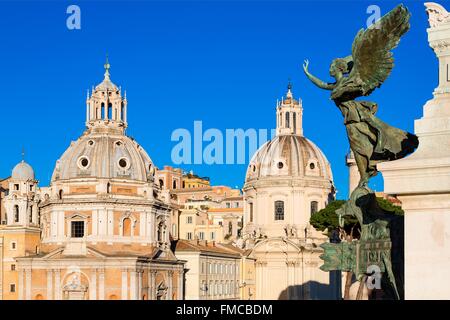 L'Italie, Lazio, Rome, centre historique classé au Patrimoine Mondial par l'UNESCO, la colonne de Trajan et les coupoles de Santissimo Banque D'Images