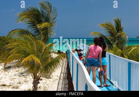 Cuba, Ciego de Avila, Jardines del Rey, Cayo Guillermo, sur le chemin de la plage et des eaux turquoises Banque D'Images