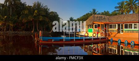 Cuba, Ciego de Avila, Jardines del Rey, Cayo Guillermo, Panorama d'un hôtel en bordure de mangrove Banque D'Images