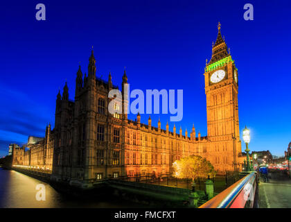 Voyageant dans le célèbre Big Ben, London, Royaume-Uni autour de Twilight Banque D'Images