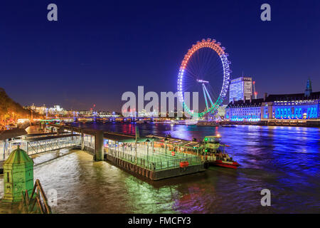 Voyageant dans le célèbre London Eye, London, Royaume-Uni autour de Twilight Banque D'Images