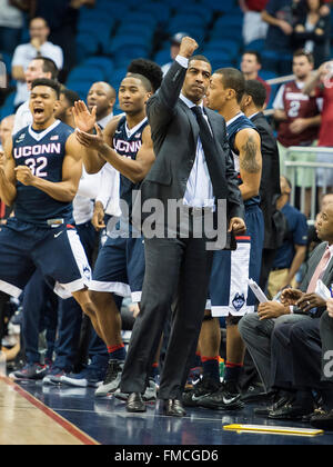 Orlando, FL, USA. Mar 11, 2016. New York l'entraîneur-chef Kevin Ollie et le banc commencent à réagir dans les dernières secondes de la 4ème pendant les heures supplémentaires dans le basket-ball de NCAA American Athletic Conference tournament entre les UConn Huskies et les Bearcats de Cincinnati. UConn battu Cincinnati 104-97 dans chambre quadruple les heures supplémentaires à l'Amway Center d'Orlando, Floride. Romeo T Guzman/CSM/Alamy Live News Banque D'Images