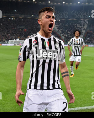 Turin, Italie. Mar 11, 2016. Paulo Dybala de Juventus célèbre un but au cours de la Serie A italienne match de football entre la Juventus et Sassuolo au Juventus Stadium à Turin, Italie, le 11 mars 2016. La Juventus a gagné 1-0. Credit : Alberto Lingria/Xinhua/Alamy Live News Banque D'Images