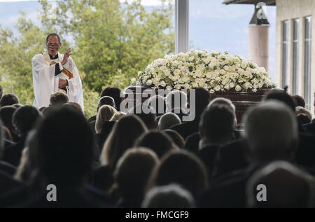 Los Angeles, Californie, USA. Mar 11, 2016. Le révérend Stuart KENWORTHY prie que le cercueil est assis sur la scène pendant un service funèbre pour l'ancienne Première dame Nancy Reagan à la Ronald Reagan Presidential Library and Museum. Reagan est mort d'insuffisance cardiaque dans son sommeil à son Bel Air accueil dimanche à l'âge de 94 ans. Un épisode 1 000 invités du monde de la politique est allé(e) à l'adieu à Nancy Reagan comme l'ex-première dame est l'éloge et étendu pour se reposer à côté de son mari à sa bibliothèque présidentielle. Ringo : crédit Chiu/ZUMA/Alamy Fil Live News Banque D'Images