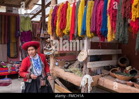 Pérou, Cusco, Vallée Sacrée des Incas Province, Chinchero, Quechua weaver femme partie d'une communauté travaillant avec weaver et de lama Banque D'Images