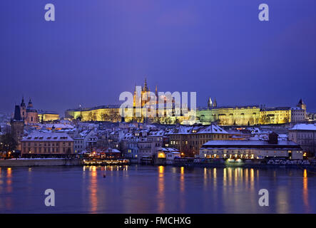 Le château de Prague et de Mala Strana (Petit Quartier') comme vu du côté de Stare Mesto (vieille ville) Prague, République Tchèque Banque D'Images