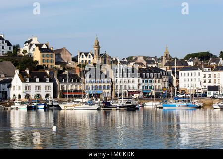 La France, Finistère, Audierne, le port dans la ville Banque D'Images