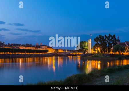 France, Saône et Loire, Chalon sur Saone, quai Gambetta et mtb-Scott, tour hexagonale, xve siècle, sur l'île Saint Laurent Banque D'Images