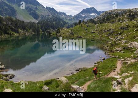 L'Espagne, la Catalogne, Val d'Aran, Salardu, Tredos, Parc National Aigües Tortes, cirque Colomers, randonneur sur le sentier GR11 Banque D'Images