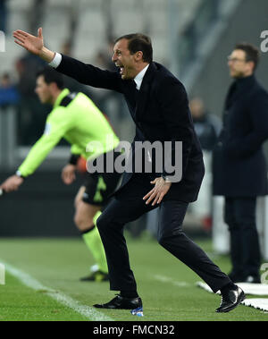 Turin, Italie. Mar 11, 2016. Allegri entraîneur-chef de gestes Juventus au cours de la Serie A italienne match de football entre la Juventus et Sassuolo au Juventus Stadium à Turin, Italie, le 11 mars 2016. La Juventus a gagné 1-0. Credit : Alberto Lingria/Xinhua/Alamy Live News Banque D'Images